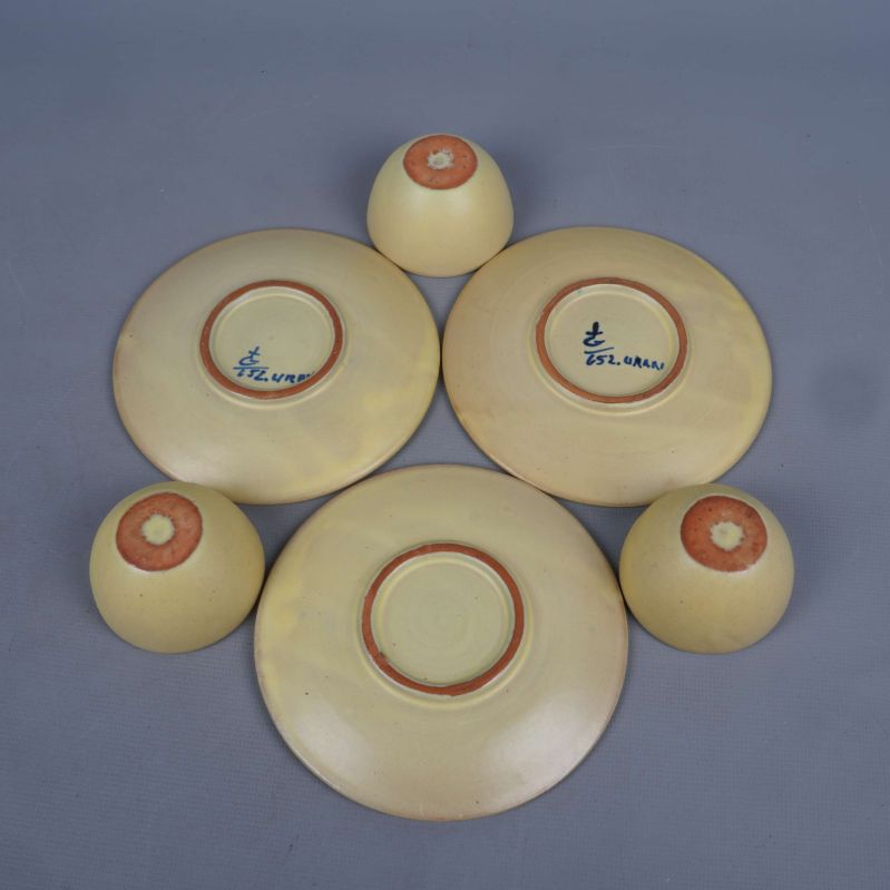 Fat och äggkoppar vända med undersidan synlig