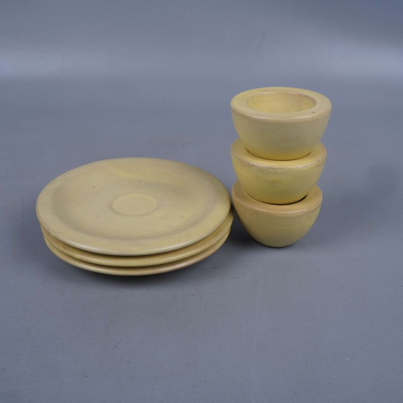 Äggkoppar staplade bredvid tallrikar i setet