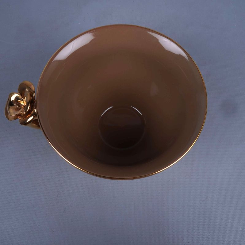 Kopp uppifrån som visar rymlig insida och bred öppning