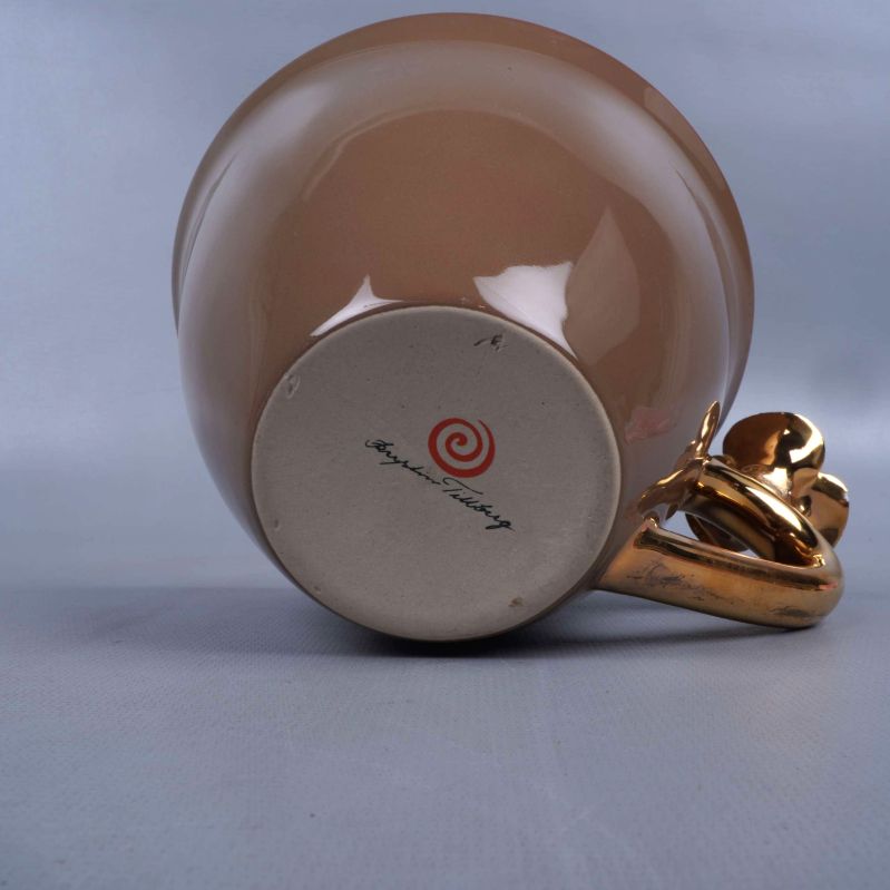 Koppens botten med dekor och stämpel i svart och rött