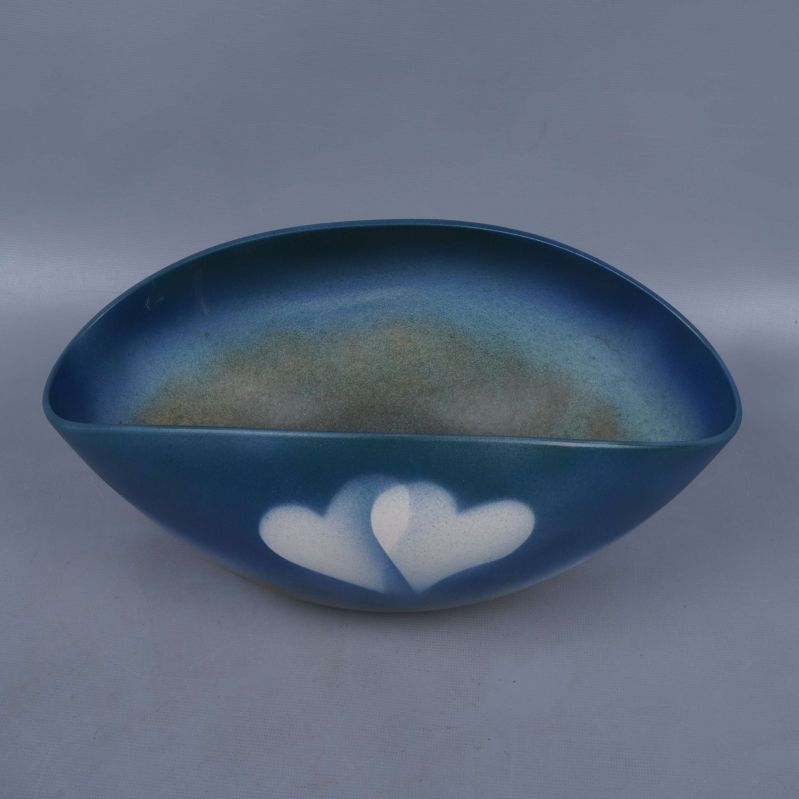 Skålens öppning visar blågröna toner och vitt hjärtmotiv