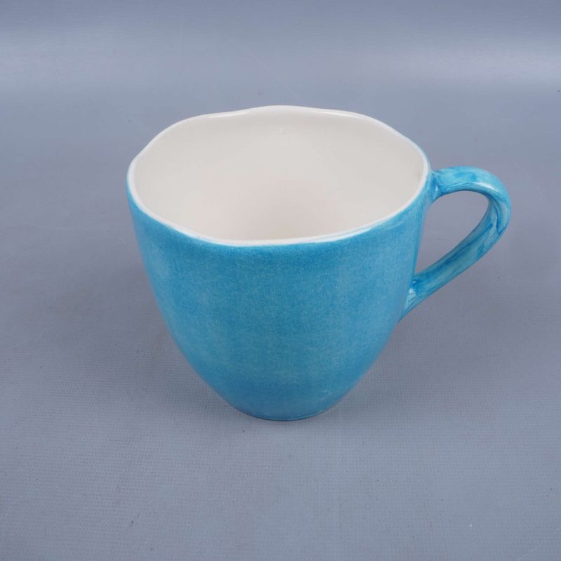 Blå kopp med rundad form och vitt inre