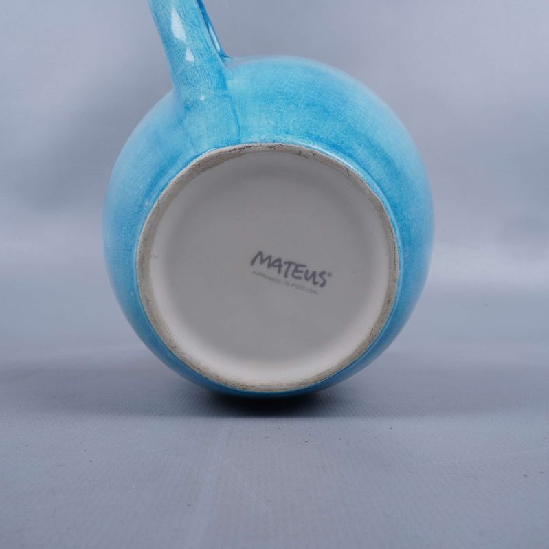 Botten av kopp visar Mateus-stämpel