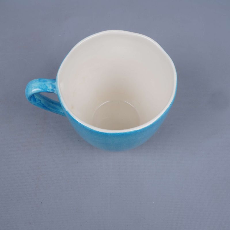 bild ovanifrån på blå kopp med vit insida