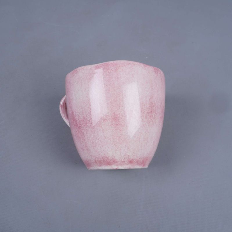 Koppens utsida i rosa glaserad yta visas framifrån