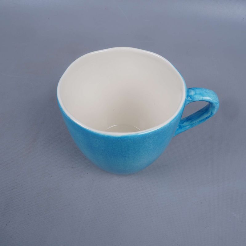 Överblick av kopp med vit insida och blå kant