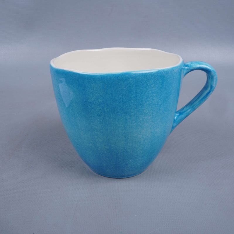 Kopp med blank blå utsida och vitt inre