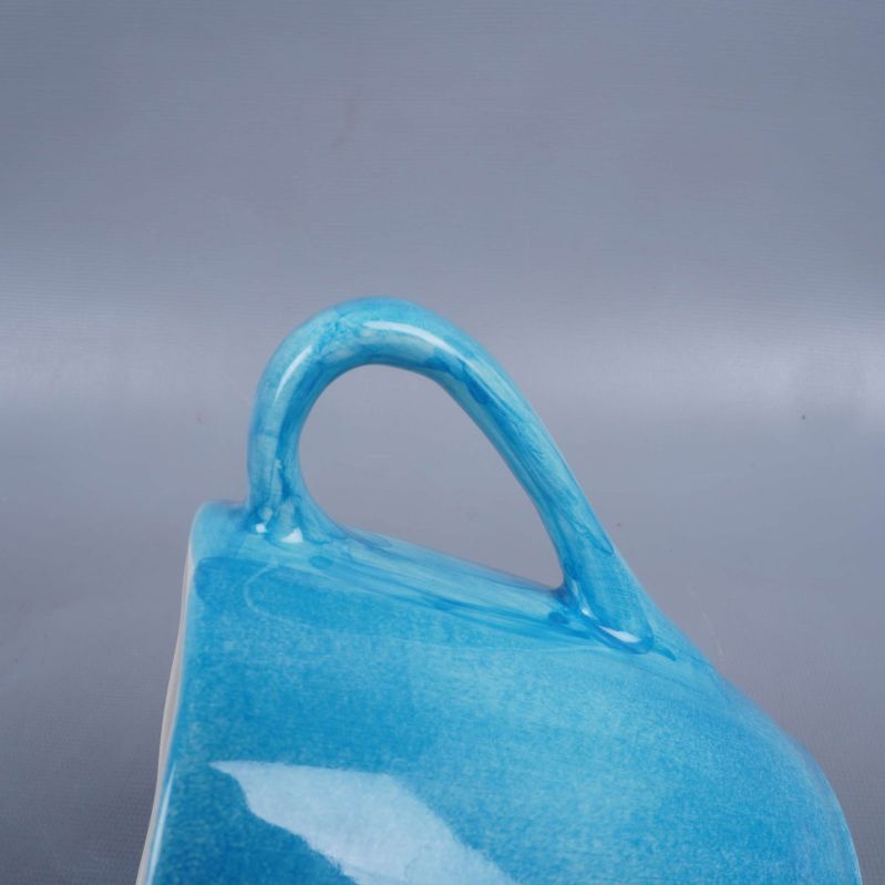 Närbild på koppens handtag och sida