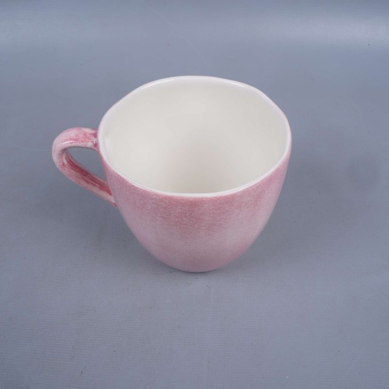 Kopp med rosa utsida och vit insida sedd ovanifrån