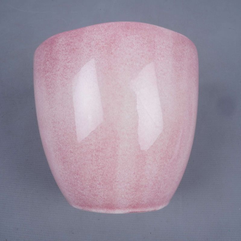 Närbild på koppens rosa ytfinish och form