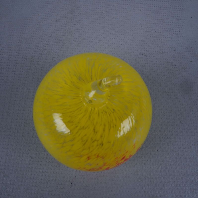 Ovanifrån av gult glas äpple, synlig stjälk i glas