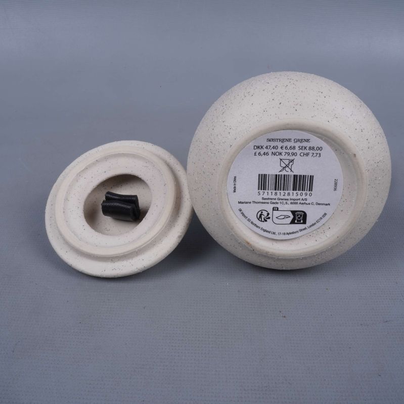 Burkens undersida med etikett och lock bredvid