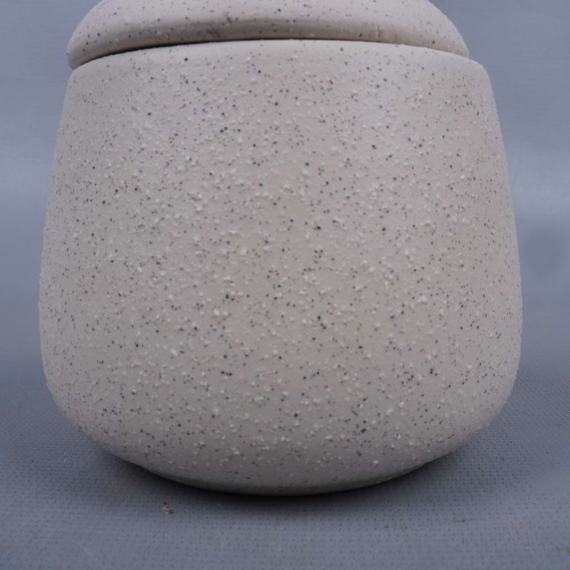 Närbild av burkens prickiga struktur