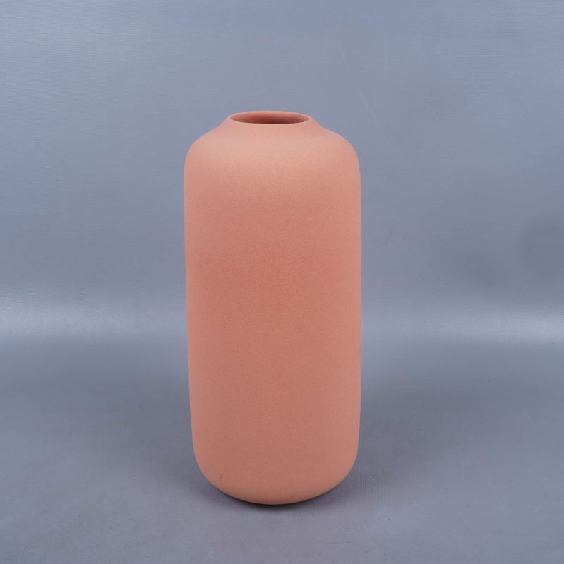Cylindrisk vas i matt terrakotta färg framifrån