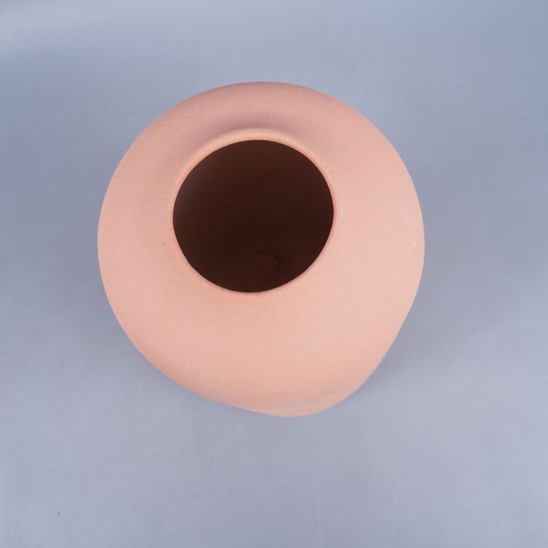 Öppning upptill på cylindrisk terrakotta färgad vas