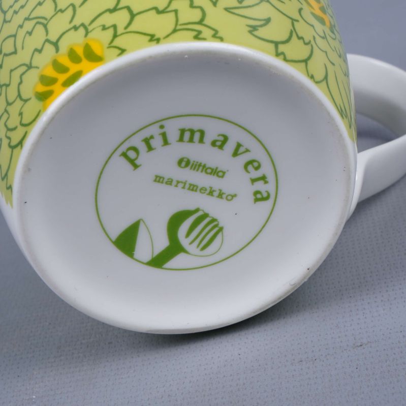 Närbild av bottenstämpel med texten Primavera Iittala Marimekko