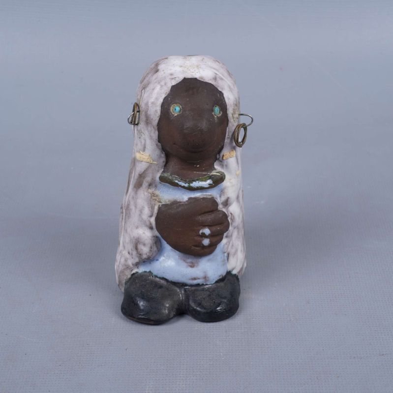 Framsida av keramisk figur med synliga örhängen