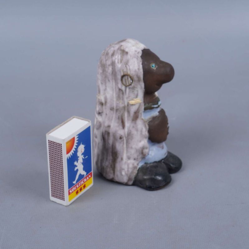 Keramisk figur i profil bredvid 