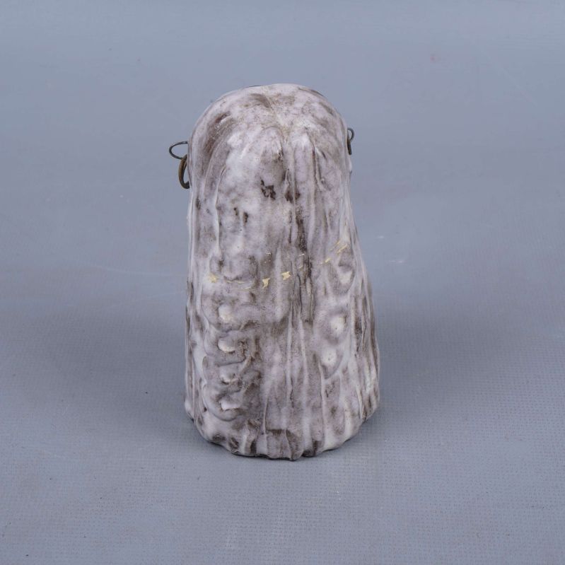 Baksidan av den keramiska figuren med texturdetaljer