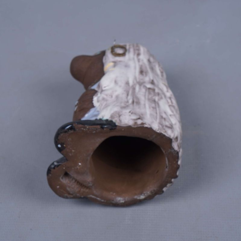 Undersidan av ihålig keramisk figur