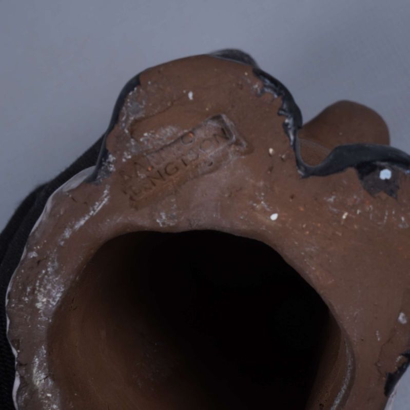 Stämpling på undersidan av figur med märkning