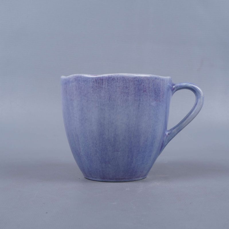 Kopp i blå-lila nyans sedd från sidan