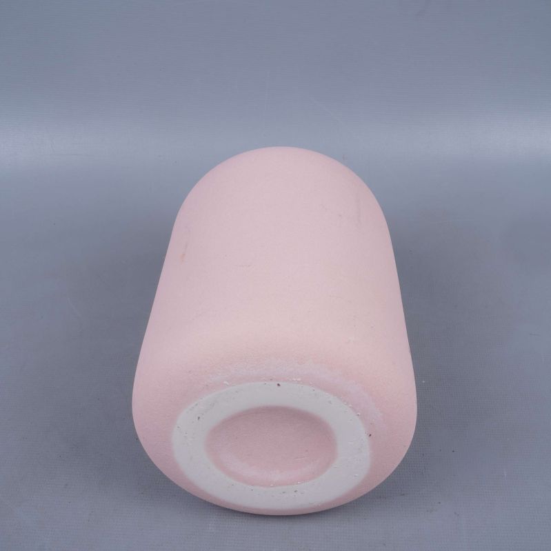 Vasens botten i ljusrosa med vit botten