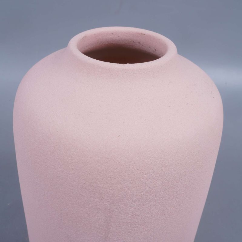 Överkant av matt rosa vas i närbild