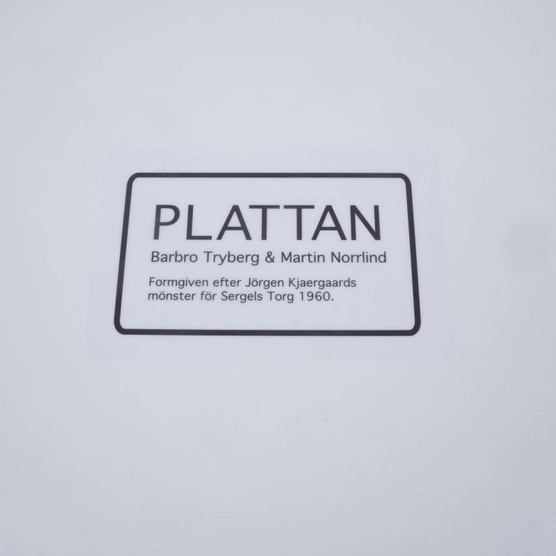 Närbild på märkning med information om Plattan