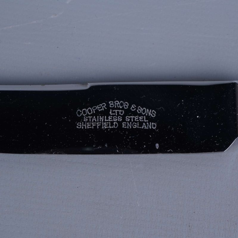 Stansning på knivblad med text Cooper Bro & Sons Ltd
