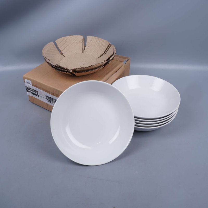 Sex vita djupa tallrikar framför förpackning