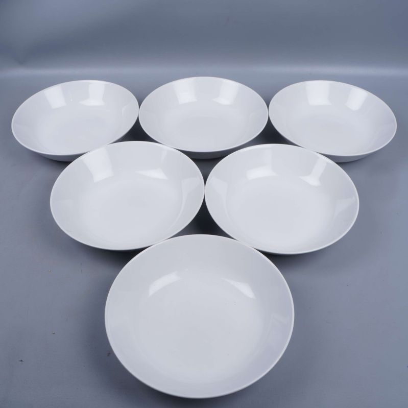 Sex vita djupa tallrikar utlagda