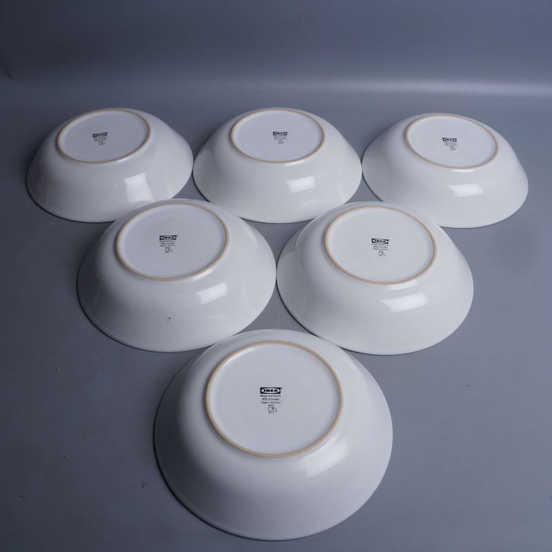 Sex djupa tallrikar upp och ner med botten mot kameran