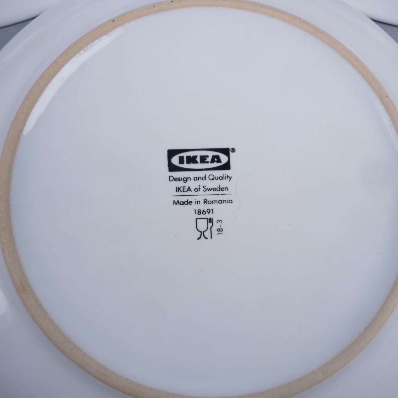 Närbild av IKEAs logotyp på tallrikens undersida