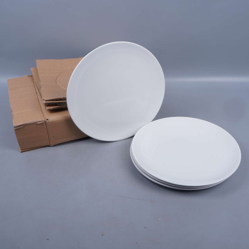 4st vita tallrikar från Ikea framför förpackning