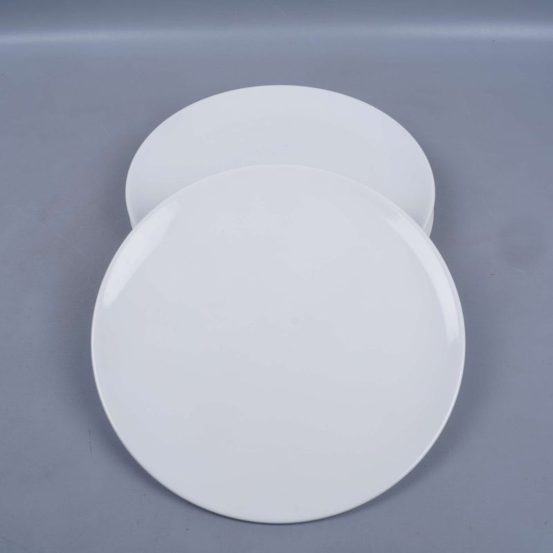 4st vita tallrikar staplade, 2st syns från ovansidan på grå bakgrund