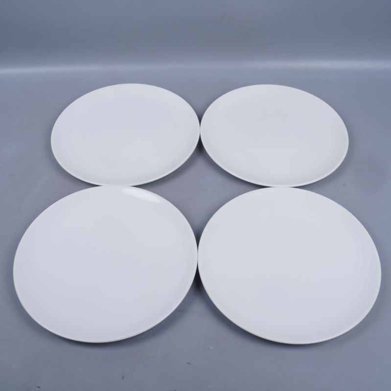 4st vita runda tallrikar på rad