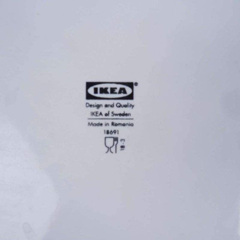 Närbild på Ikeas märkning på vit tallrik