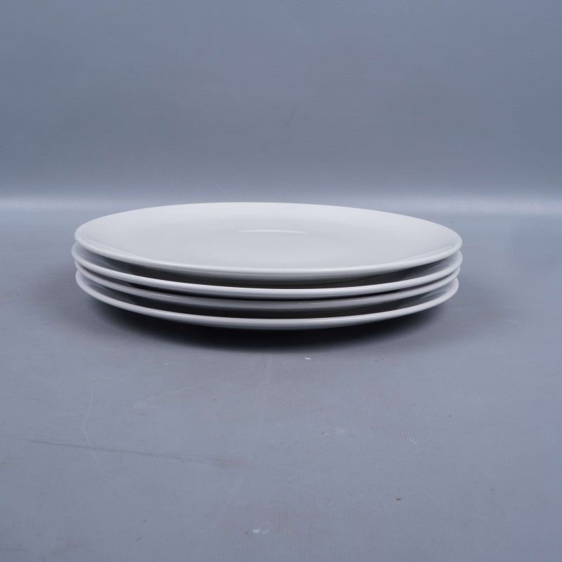 4st staplade vita tallrikar från sidan