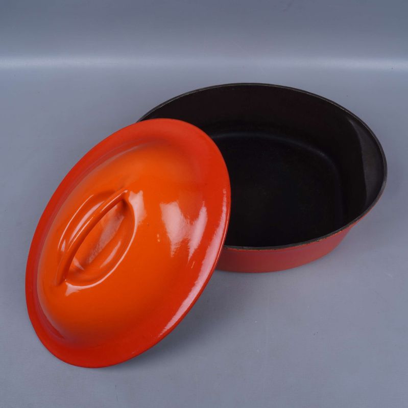 Gryta med orange lock avtaget och placerat bredvid