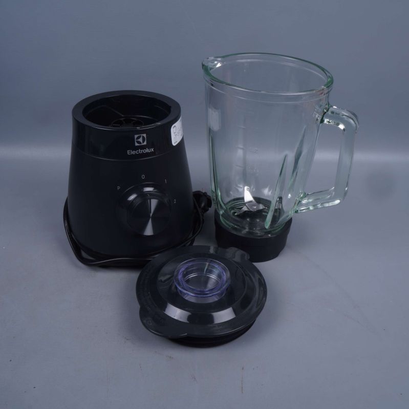 Blender och glaskanna med lock