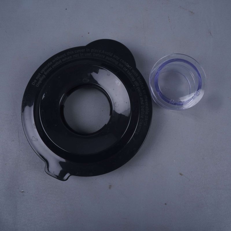 Svart lock med transparent doseringskopp av plast