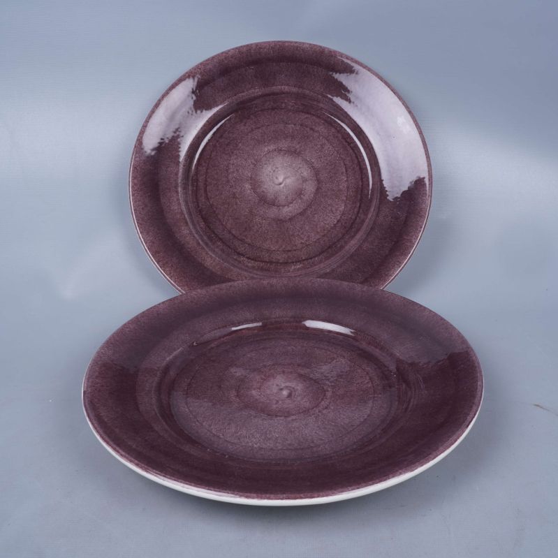 Två lila tallrikar med struktur och glans