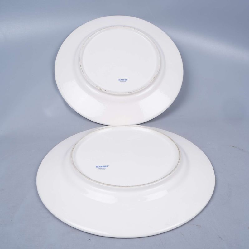 Tallrikar vända med undersidan synlig och märkning