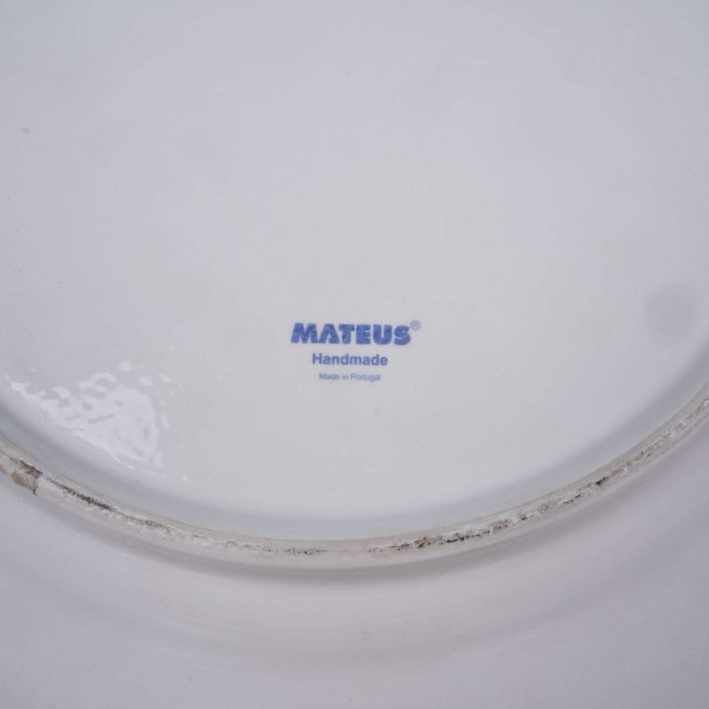 Närbild av Mateus-stämpel på tallrikens undersida