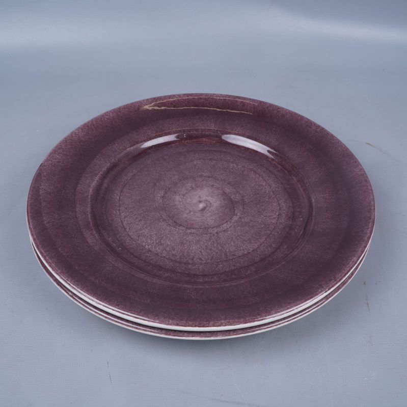 Tredubbla lila tallrikar staplade ovanpå varandra