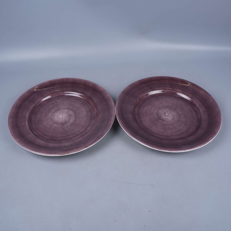 Två lila tallrikar liggande sida vid sida