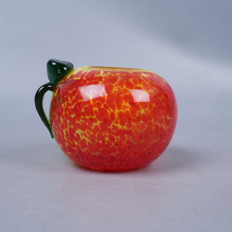 Glaslykta i form av äpple med röd och gul färg
