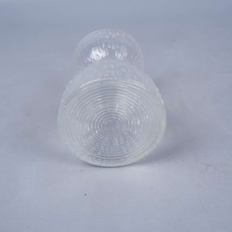 Glasvas vilande på sidan med botten synlig