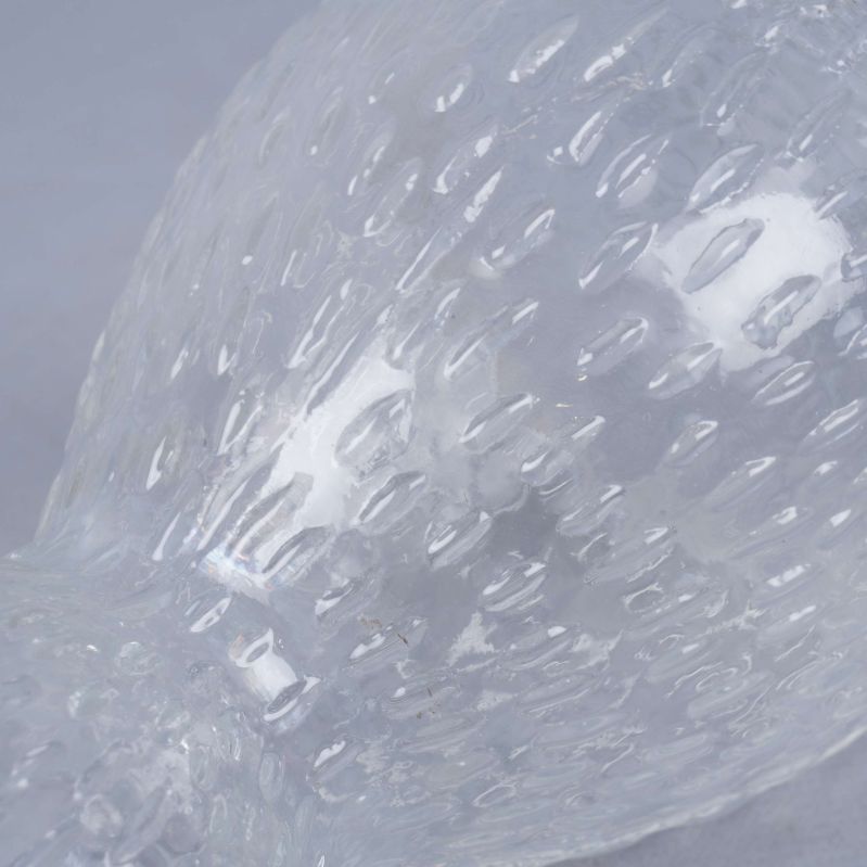 Närbild på vasens texturerade glasytor